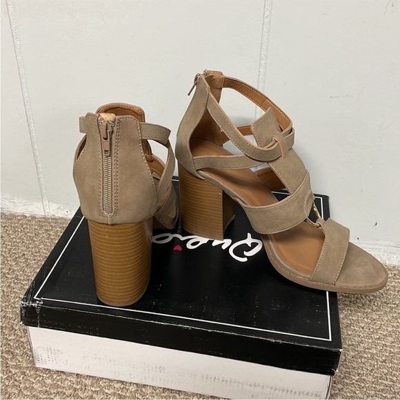 Qupid size 10 tan sandals with block heel - Picture 2 of 4